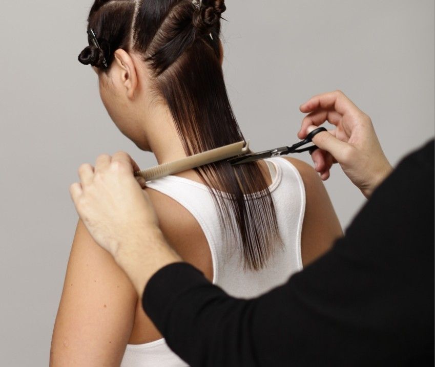 Barna hajú nő hajvágása fodrász ollóval a Lazar’s Szépségszalonban Budapest belvárosában – professzionális női hajvágás VI. kerület