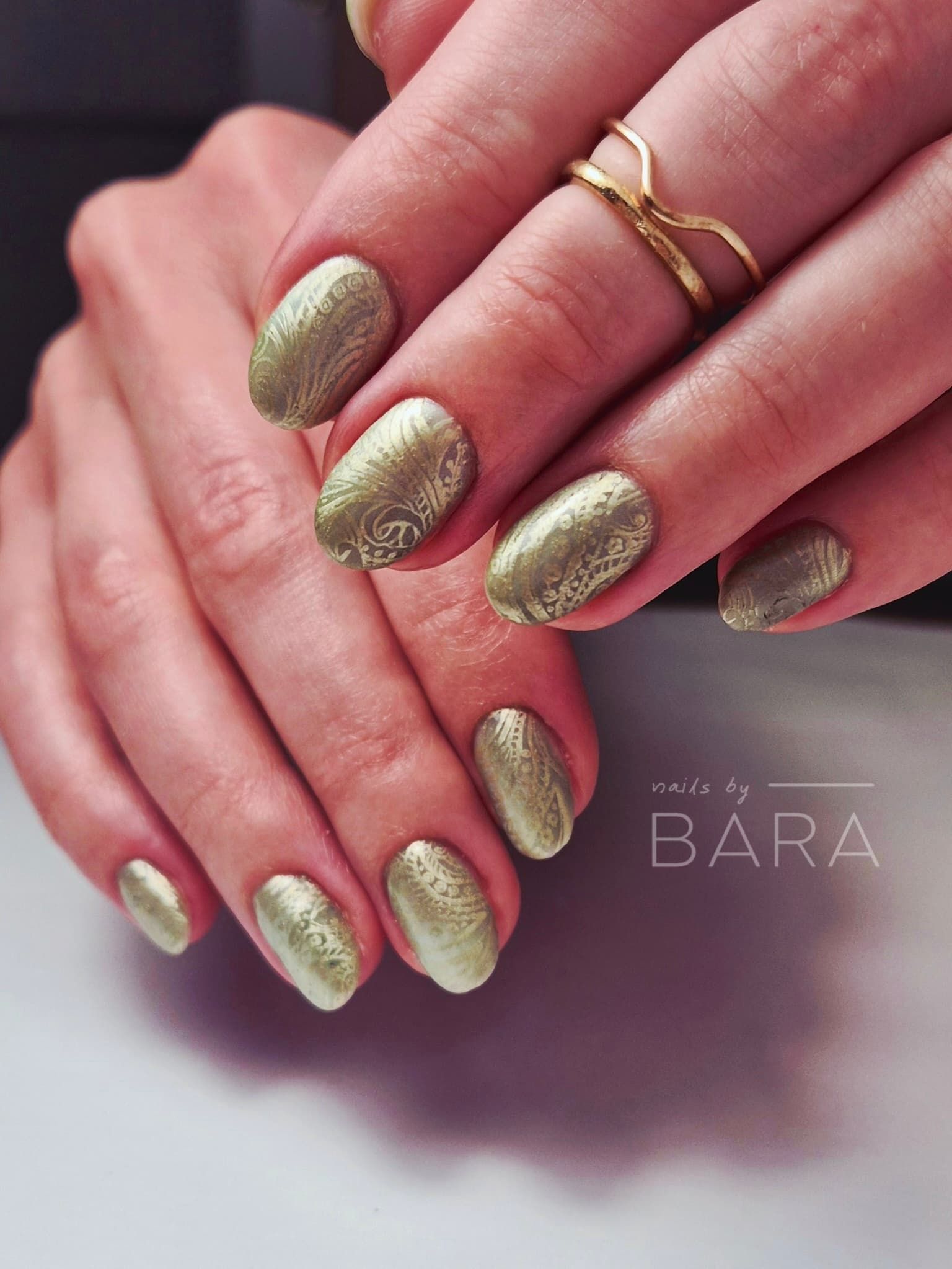 Egyedi műköröm építés és nail art díszítés professzionális kivitelezéssel