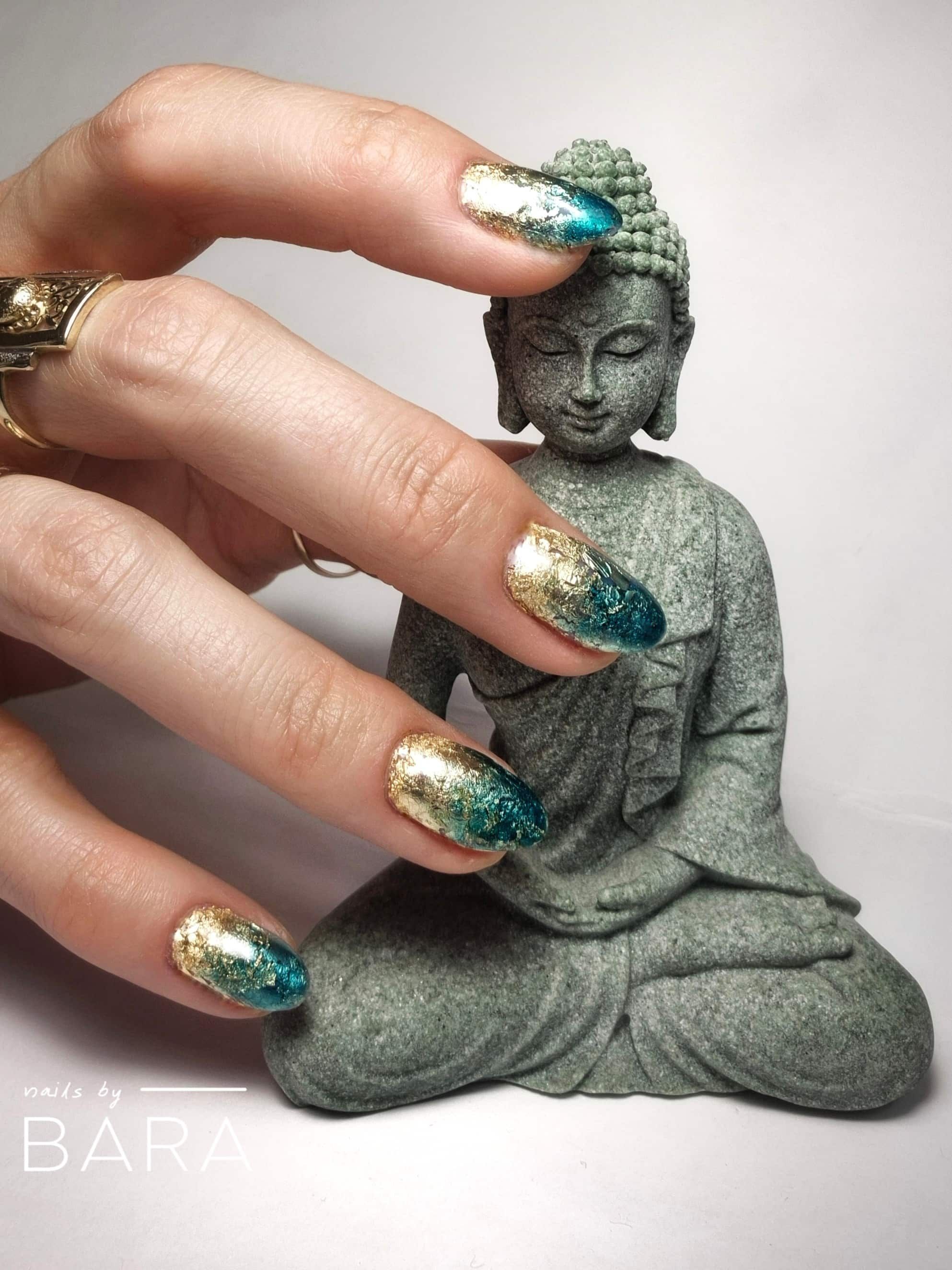 Kézzel festett nail art és köves körömdíszítés elegáns kivitelben