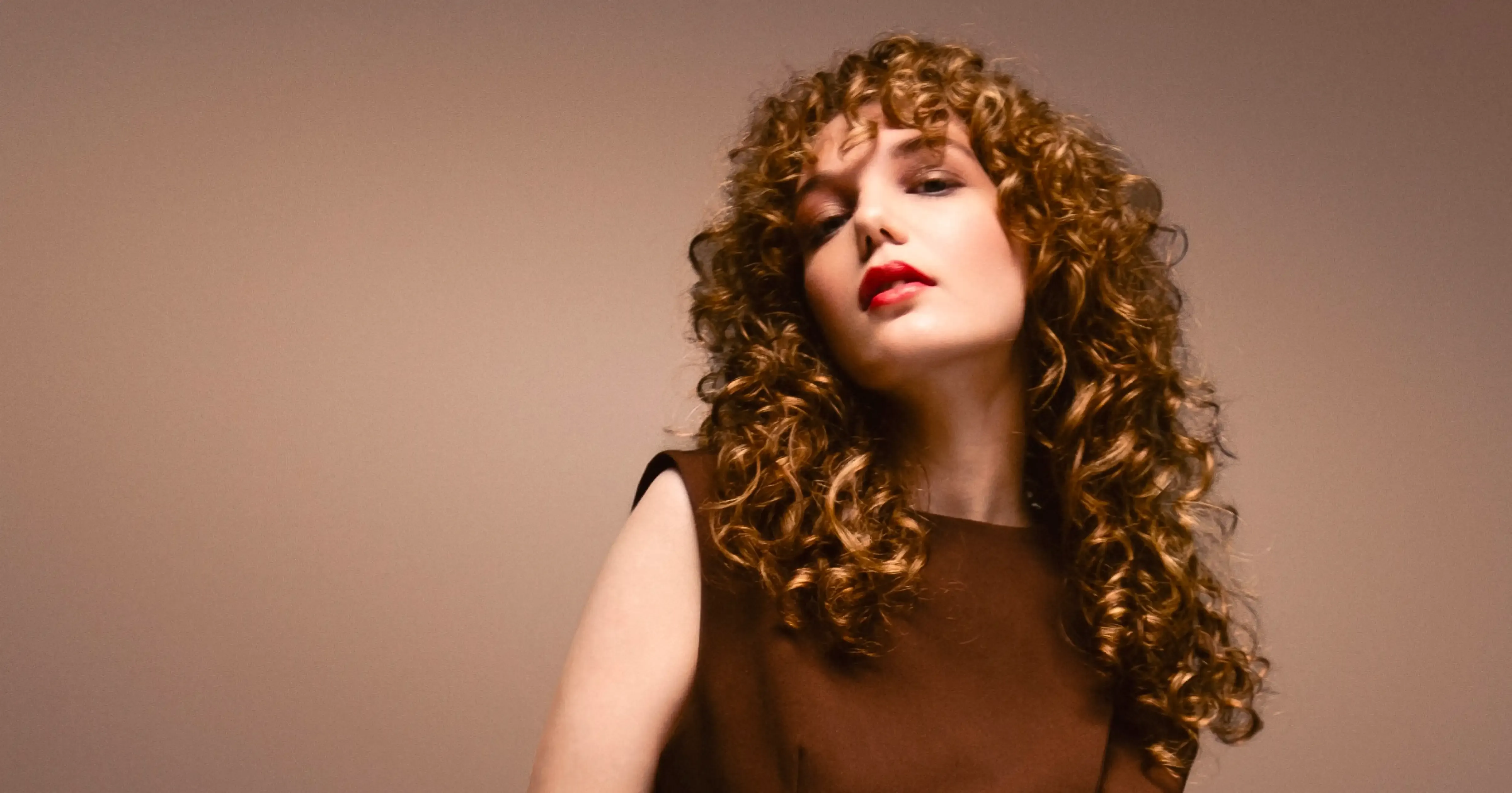 Prémium curly hair styling és göndör haj vágás a LAZAR'S Budapest 6. kerületi fodrászatban.