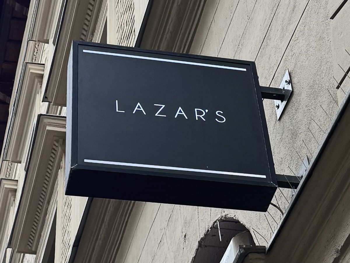 Lazars Szépségszalon kültéri tábla – prémium fodrászat bejárata a Paulay Ede utcában, Budapest VI. kerület