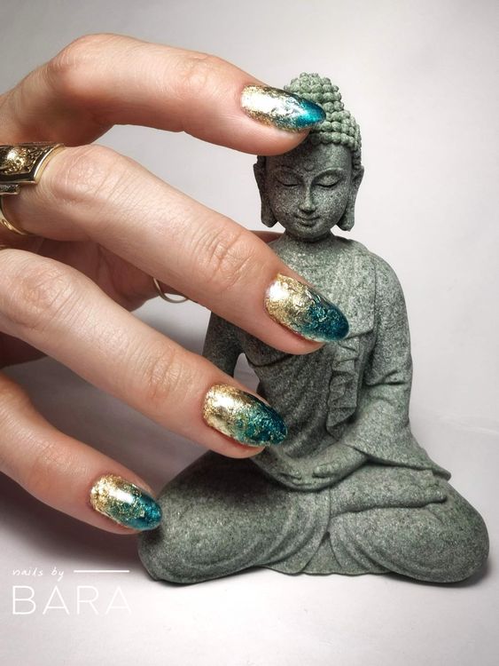 Kézzel festett nail art és köves körömdíszítés elegáns kivitelben