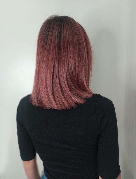 Hosszú, festett női haj hátulnézetből a Lazar's szépségszalonban