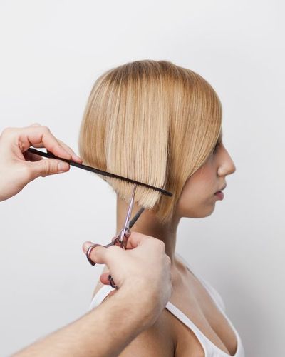 Női hajvágás oldalnézetből a Lazar's szépségszalonban